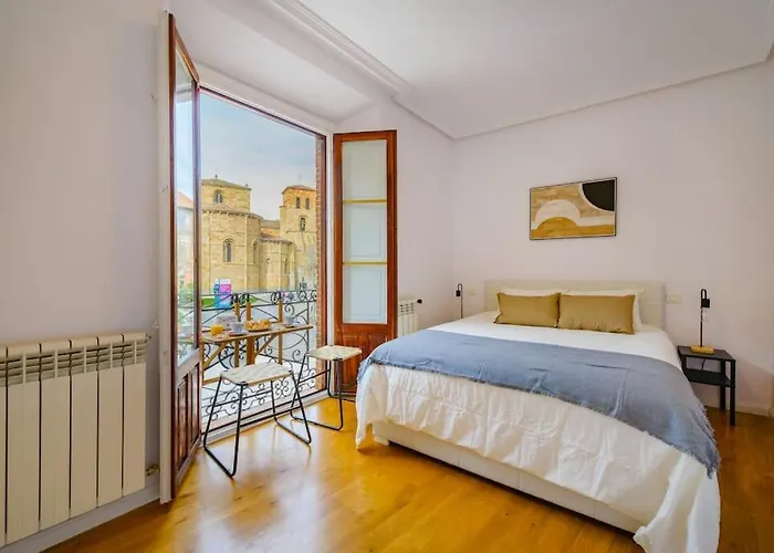 Balcony Of The I 1min To Avila's Alcazar 아파트 *